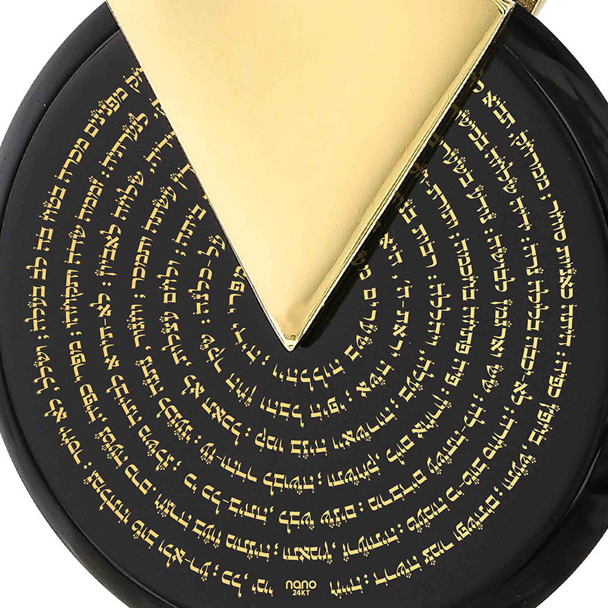 24k ‘Eshet Chayil’ Hebrew Scripture on Onyx Wheel – 14k Gold Necklace (detail)